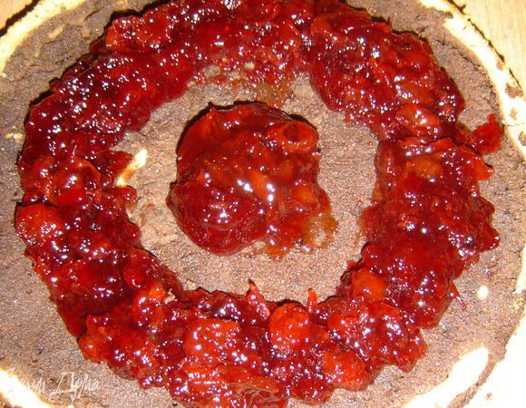 Готовый корж разрезаем на две части вдоль,на нижнюю часть выкладываем конфитюр так, как показано на фото.