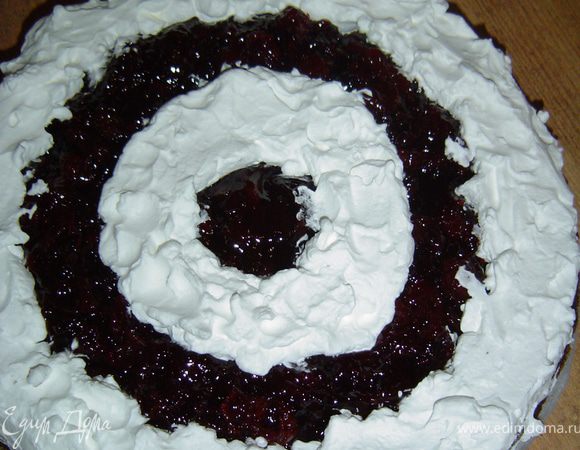 Для крема белый шоколад топим на водяной бане,сливки взбиваем с сахарной пудрой до стойких пиков, а затем подмешиваем шоколад и еще раз взбиваем до однородности. Этим кремом смазываем оставшуюся часть коржа.