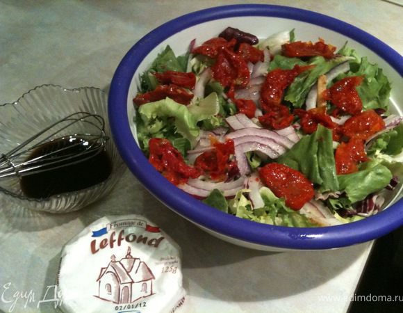 Смешать микс салатов с луком и вялеными помидорами. Залиить заправкой, вымешать щипцами или руками. Добавить сыр и еще раз перемешать. Сразу же подавать к столу. Приятного аппетита!