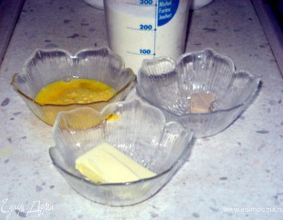 Замесить тесто из муки, дрожжей, 50 мл воды,25 гр масла, щепотки соли и половины яйца.