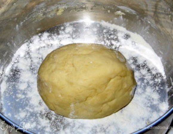 Для этого растопить масло. Дрожжи растворить в тёплой воде.Яйцо разбить, взбить вилкой и использовать только его половину.
Поставить тесто в тёплое место и дать ему подняться в течение 3 часов. 
