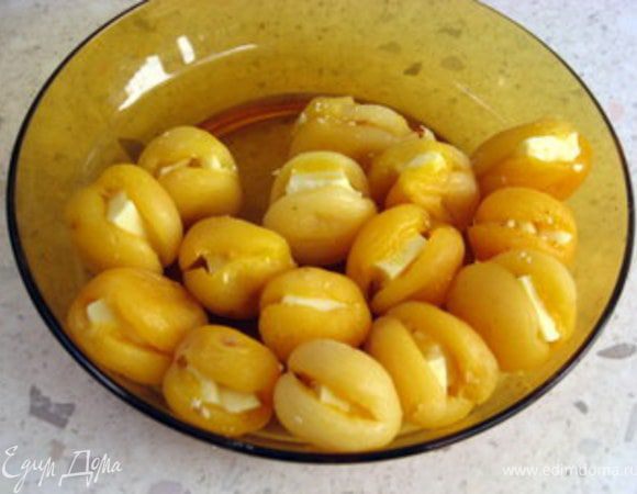 Набухшие абрикосы достать из воды, обсушить. Вставить в каждый абрикос кусочек белого шоколада.