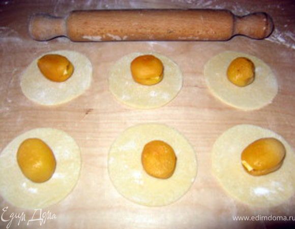 Завернуть в каждый диск один абрикос с шоколадом внутри. 