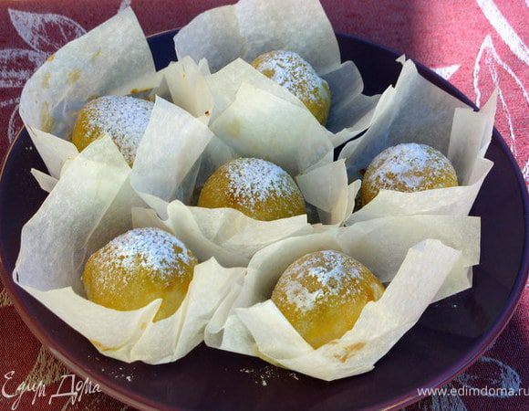 Смазать булочки взбитым яйцом и выпекать в разогретой до 190° духовке около 15 минут.
Готовые бомбочки присыпать сахарной пудрой.
