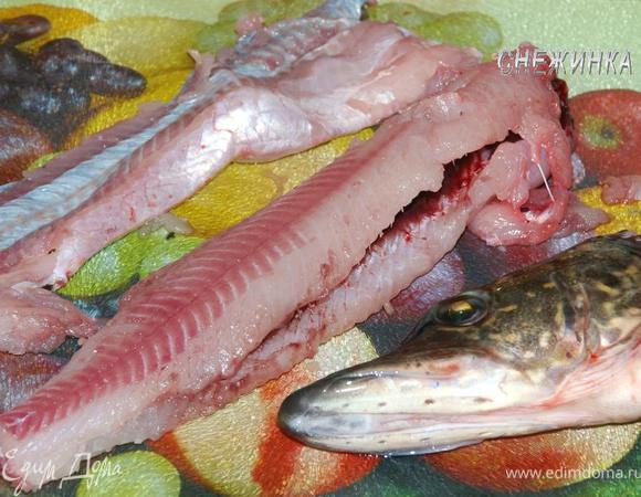 Получаем вывернутую кожу, хребет с мясом и голову. Если Вы словили или купили свежую рыбу, а готовить ее будете позже, надо обязательно разобрать ее, а только потом заморозить все составляющие. Снимать с размороженной рыбы кожу гораздо сложнее!