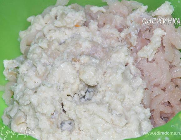 Филе щуки пропускаем через мясорубку, затем отправляем туда и батон.