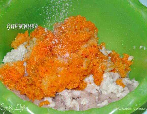 Лук и морковь очищаем, моем и натираем на самой мелкой терке, как на оладьи. Добавляем в фарш. Солим, перчим по вкусу.
