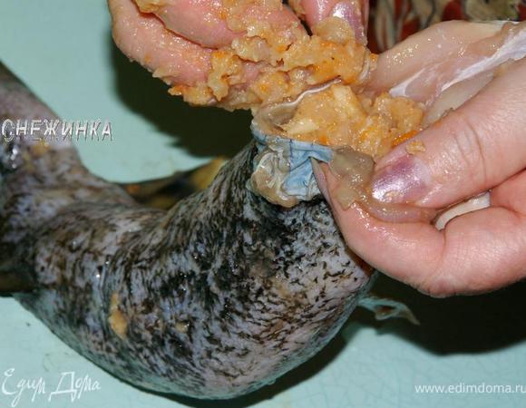 Теперь наполняем «кожаный мешочек» фаршем, распределяя рукой по всему объему.