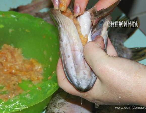 Фаршем наполняем также головы в тех местах, где были жабры.