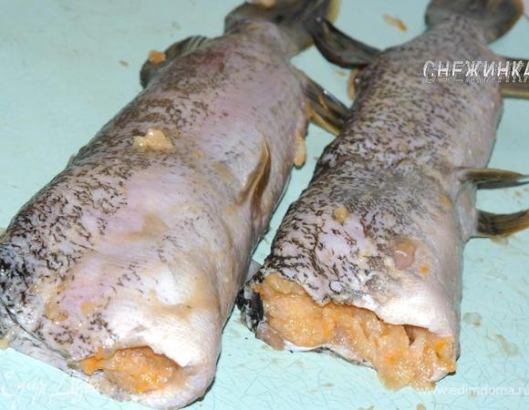 Аналогично фаршируем вторую щуку. 