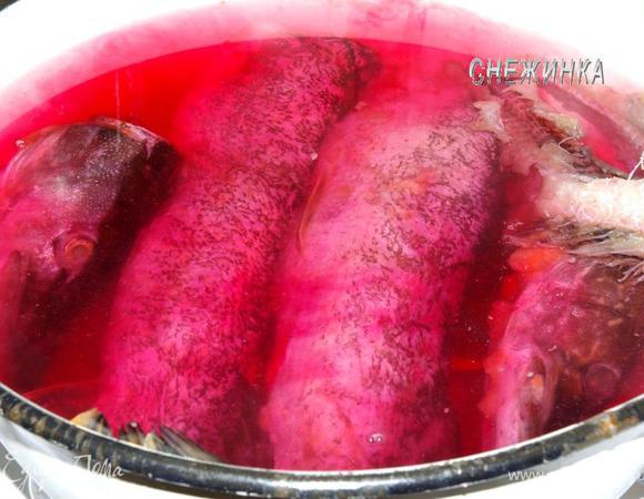 Заливаем все холодной водой, чтобы она полностью покрывала рыбу, добавляем в воду соль, сахар. Ставим на огонь. По мере появления снимаем пену. Варим под крышкой 1,5 часа.