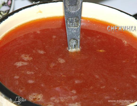 Бульон процеживаем в кастрюлю, добавляем сливочное масло, размешиваем. Кладем разбухший желатин, постоянно помешивая, даем ему раствориться.