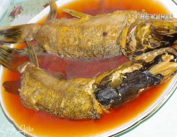 Заливаем рыбку горячим бульоном, оставляем застывать.