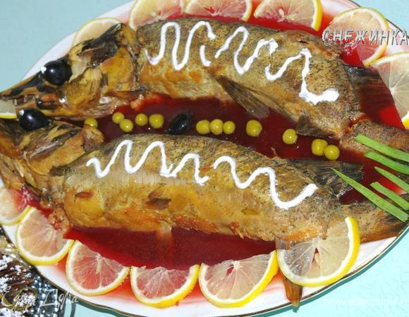 Теперь можно приступить к украшению. Из винограда делаем глаза, на щуках –  зигзагообразные дорожки майонезом, между рыбками укладываем горошек, по краям блюда и в зубы щук кладем половинки долек лимона, из перышек лука имитируем травку))