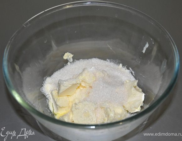 Масло хорошо растереть с сахаром.