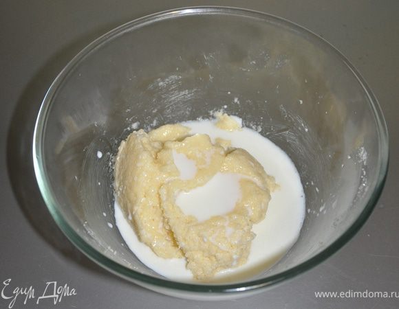 Добавить к маслу, молоко комнатной температуры.