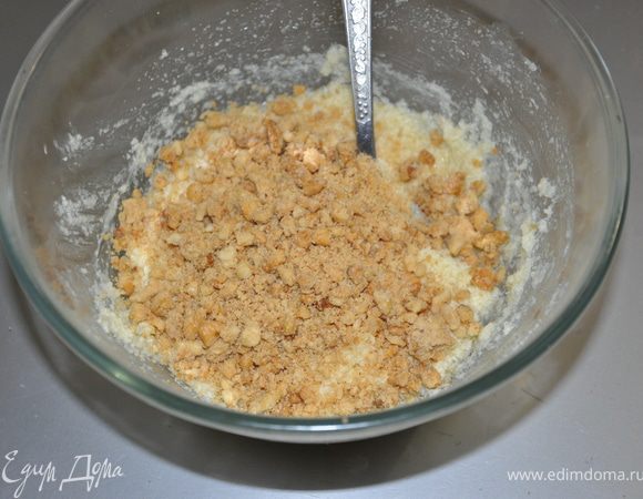 Орехи измельчить и добавить к маслу с молоком. Хорошо вымесить.