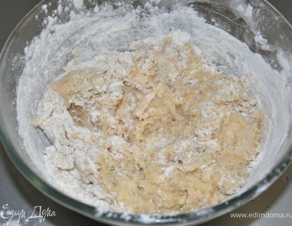 Постепенно добавляем муку, тщательно замешивая тесто.