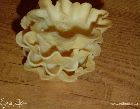 Начинаем процесс с приготовления корзиночек, для этого в миску просеиваем муку, добавляем сахар, соль, яйцо, сливочное масло и замешиваем тесто. Формируем из теста шар, оборачиваем его пищевой пленкой и кладем в холодильник на 1 час. После этого раскатываем тесто, вырезаем из него круги(размер зависит от величины Ваших формочек), укладываем их в формочки, накалываем вилкой и выпекаем при температуре 180гр. 20 минут.