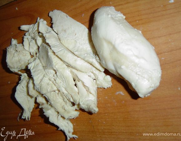 Тарталетки готовы и можно приступать к приготовлению мусса. Прежде всего отвариваем куриное филе, даем остыть, нарезаем небольшими кусочками и помещаем в блендер.