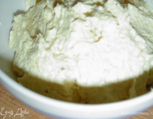 и взбиваем до однородной пышной массы. Солим и перчим по вкусу.