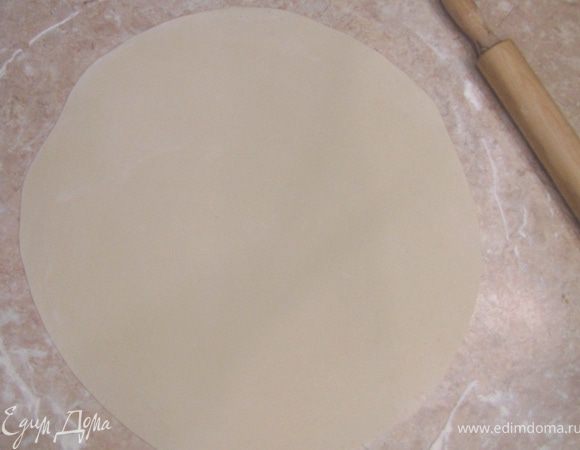 Посыпьте мукой стол и раскатайте тесто в тонкий лист. Делайте лист как можно тоньше (можно значительно тоньше, чем получился у меня).
