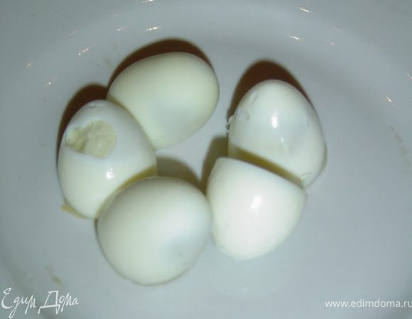 Отвариваем перепелиные яйца, очищаем и разрезаем пополам.