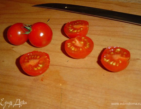 Помидоры так же разрезаем на две равные части.