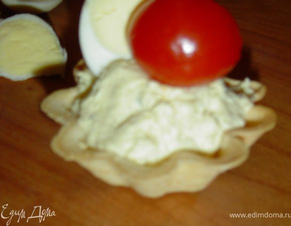 сверху кладем половинки помидора и яйца,