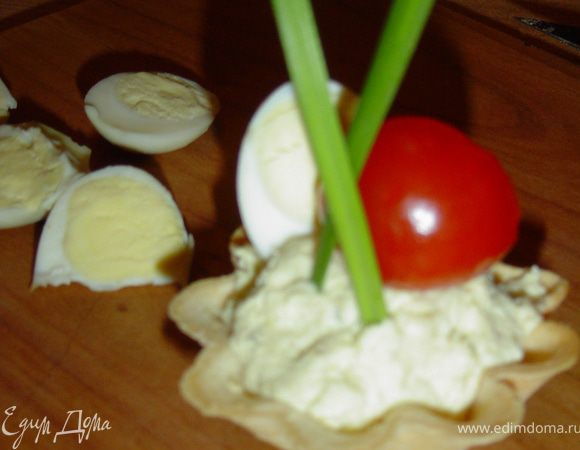 и вставляем два перышка зеленого лука.