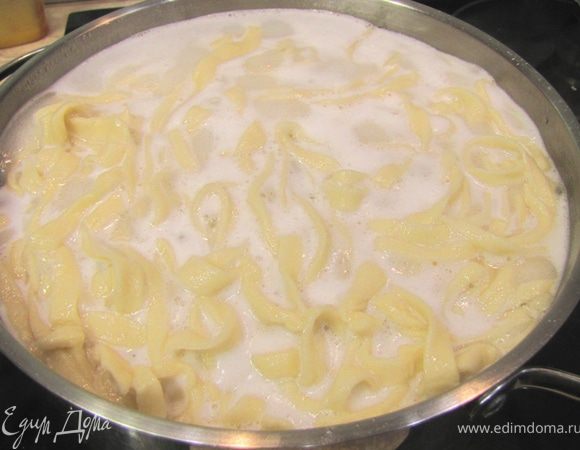 Вскипятите воду в большой кастрюле. Посолите воду и попробуйте. Вам должна понравиться соленость воды. Варите лапшу в кастрюле около пяти минут. Пробуйте лапшу. На ваш вкус она должна быть сварена, но не разварена. 