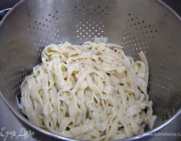 Выложите лапшу в дуршлаг и хорошо промойте в холодной воде (лучше два раза). Обязательно оставьте полтора стакана бульона, в котором варилась лапша, потом он понадобится. Дайте воде стечь. Полейте немного растительного масла и перемешайте, чтобы вся лапша со всех сторон покрылась им. Таким образом лапша не слипнется.
Выложите Лагман в кастрюлю и накройте крышкой – пусть дожидается своей участи)))
