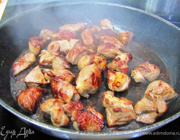 Теперь готовим Ваджу.
Порежьте мясо на куски размером два на два сантиметра. Хорошо промокните, чтобы мясо при жарке хорошо обжарилось. Нагрейте пару столовых ложек растительного масла на сильном огне. Положите мясо в сковороду в один слой. Переверните мясо, чтобы оно обжаривалось со всех сторон (переворачивайте каждый кусок и только после того, как убедитесь, что мясо покрылось корочкой). Возможно вам придется жарить мясо в несколько приемов. Мне понадобилось жарить два раза.
