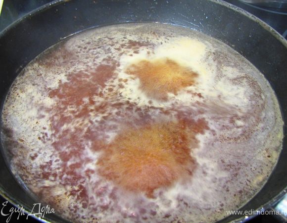 Так как мы отступили от основного правила – жарить мясо в большом количестве жира и в казане, мы используем «иностранный» прием деглассирования соков в сковороде. Плесните в сковороду пол стакана воды, заставьте ее закипеть и потрите деревянной ложкой дно, чтобы все соки отстали и растворились в воде. Потом всю эту прелесть мы выльем в готовящуюся Ваджу.