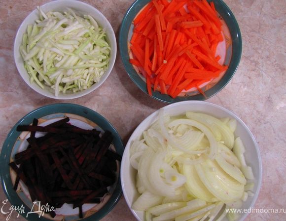 Теперь нарезаем овощи мелкой соломкой. Для этого свеклу и редьку нарежьте на диски, а затем соломкой, морковь на куски длиной 3-5 сантиметров, затем вдоль на полосы, затем полосы – опять же соломкой. Лук просто порежьте полукольцами. Болгарский перец порежьте соломкой. Чеснок – мелко порубите.