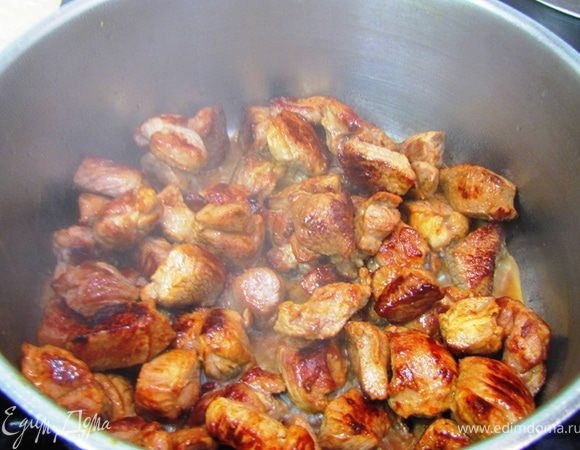 Выложите всё мясо в большую кастрюлю. Поставьте на средний огонь.