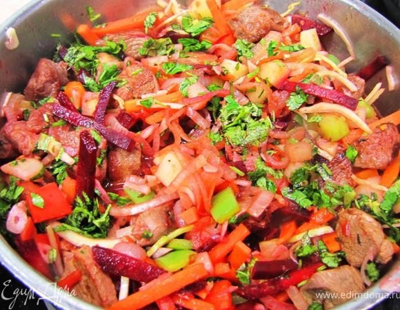 Добавьте в кастрюлю все соль, красный острый и черный перцы. Добавьте 2 стакана бульона от лапши и соки из сковороды, которые вы должны были оставить. Премешайте еще раз.
