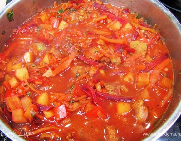 Дождитесь, чтобы бульон закипел (кстати, его должно быть очень мало) и убавьте огонь до минимального. Тушите в течение 30 минут под закрытой крышкой. В конце добавьте кинзу и еще раз перемешайте. Дайте постоять минут 15 до подачи.