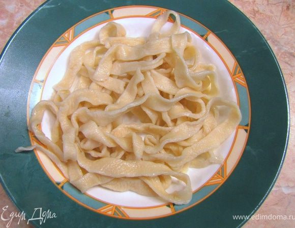 Подача (презентация)
Возьмите глубокую тарелку. Порцию лапши необходимо окунуть на минуту в кипящую воду. Для этого поставьте кастрюлю с подсоленной водой на огонь и с помощью дуршлага окуните несколько раз порцию лапши в кипяток и выложите в тарелку.
