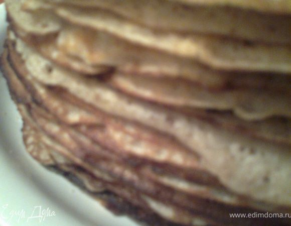 Очень удобно всю массу для блинов взбить в блендере-кувшине 1,5л(у меня вместе с комбайном)Мучную смесь насыпаю понемногу,взбиваю-пробую,снова насыпаю-и так,пока не получится блинное тесто.Выпекаем блины на смазанной чугунной сковороде(одну сторону не дорумяниваем!)Складываем румяной стороной вверх!