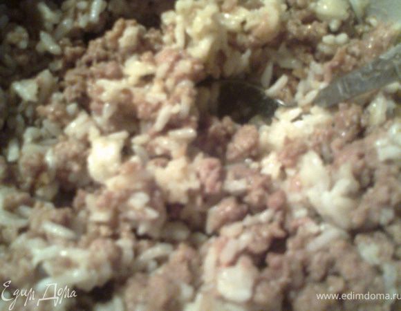 Обжариваем большую луковицу,мелко нарезанную,потом добавляем к ней фарш,приправы и на среднем огне доводим до готовности,помешивая.Рядом отвариваем рис в пакетике(15-20минут)