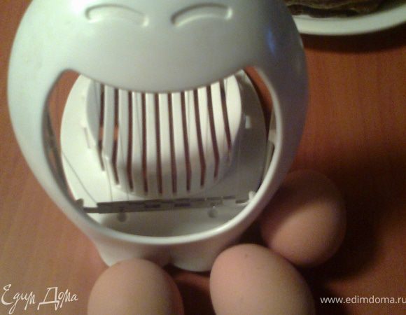 Яйца варим 10минут.Я делаю всё одновременно с блинами,т.е.задействованы все конфорки на плите.