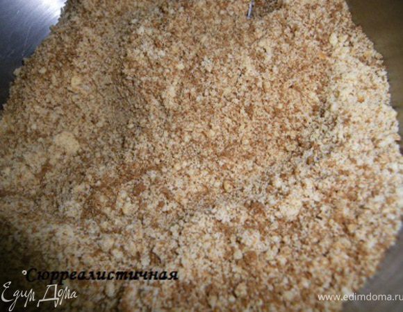 Измельчаем наши криспы и бискивит с помощью комбайна или мясорубки, а можно с помощью скалки и пакета.