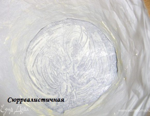 Форму для выпечки диаметром 23см  выстилаем пергаментом.Смазываем дно и бортики формы  сливочным маслом.
