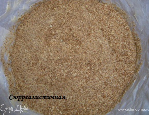 Высыпаем нашу крошку на дно формы, аккуратно выравниваем по форме.