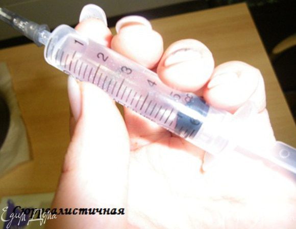 С помощью  шприца, лучше брать  объем 10кубиков шприц, но у меня были маленькие дома, набираем глюкозу , это если вы берете  глюкозу в ампулах. Две ампулы как раз будут необходимым объемом для рецепта, т.е. равны 4 столовым ложкам. Если же с бутыля, то просто выливаете в столовую ложку.