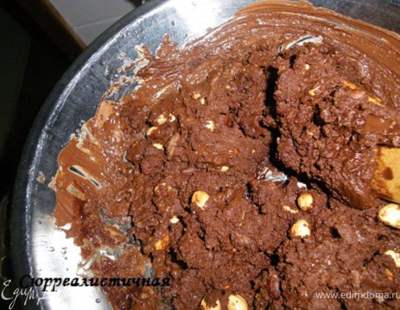 Добавляем  нашу глюкозу  в шоколад. Суть ее в том,чтобы  шоколад стал более густым. Аккуратно вымешиваем. Снимаем с огня и даем остыть нашей массе, она будет довольно густой, но не переживайте, это промежуточный этап.