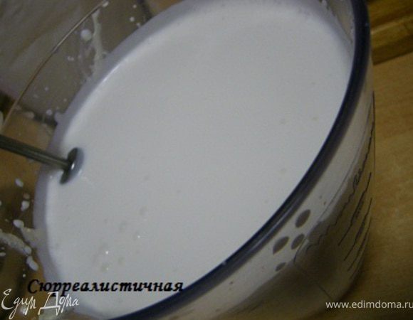 В отдельной миске взбиваем  наши сливки до легкого загустения, сначала на маленькой скорости, постепенно увеличив ее. 