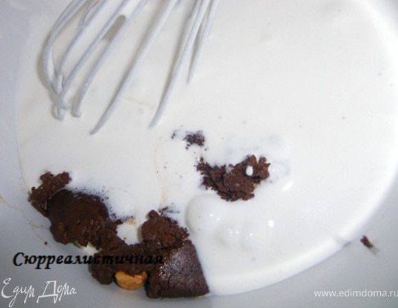 В два приеме добавляем наши сливки в шоколадно-ореховую смесь.