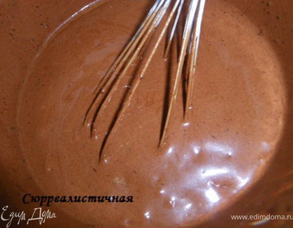 Аккуратно вымешивая смесь и насыщая ее кислородом.